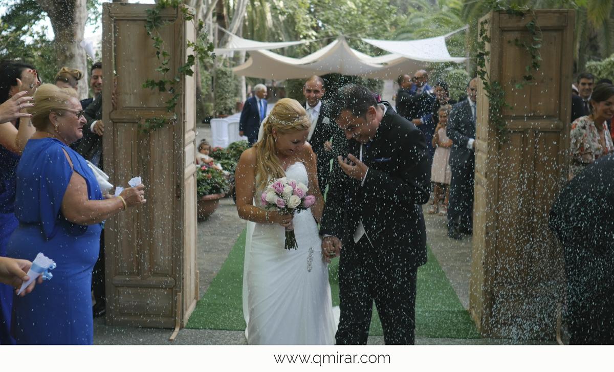 Paseando por Campo de Marte en París Bajo los pies de la Torre Eiffel se encuentra El Campo de Marte, unos jardines elegidos por los turistas y parisinos para relajarse y disfrutar de un momento de tranquilidad. Hasta que llegaron Rocío y Javi. Entre los nervios de la emoción del momento y el deseo de expresar lo que sentía en ese instante, Javi hincó su rodilla tan “a lo grande” que destrozó sus pantalones. Es curioso como cuando escuchas las versiones de ambos, éste pequeño detalle casi pasa por alto en la versión de Javi y en la de Rocío, es motivo de muchas risas explicándonos como sucedió todo.