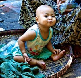 Niño tirando besitos