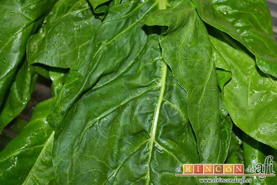 Rollitos de acelga, quesos y piñones, lavar las hojas de acelga retirándoles las pencas