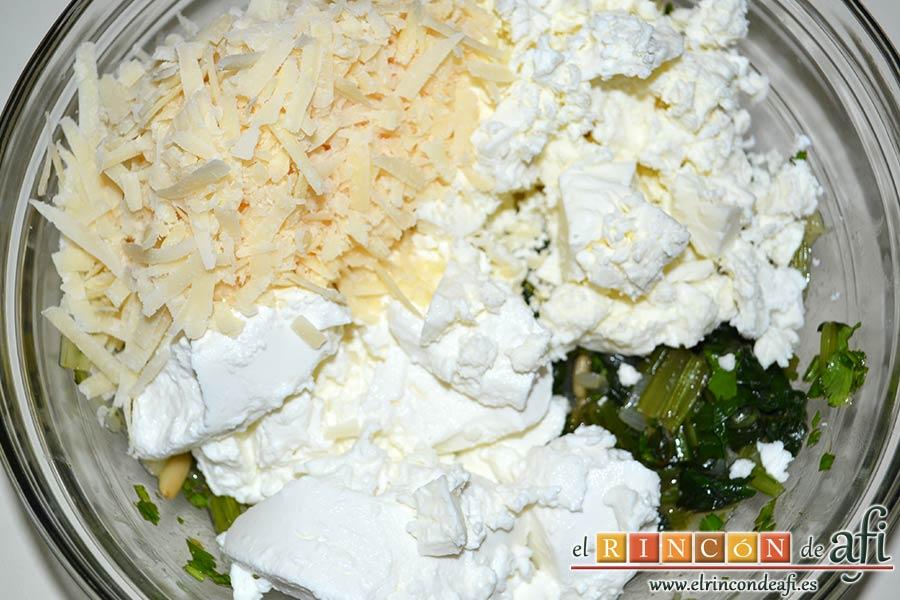 Rollitos de acelga, quesos y piñones, añadimos los tres quesos, Parmesano, Feta y Ricotta