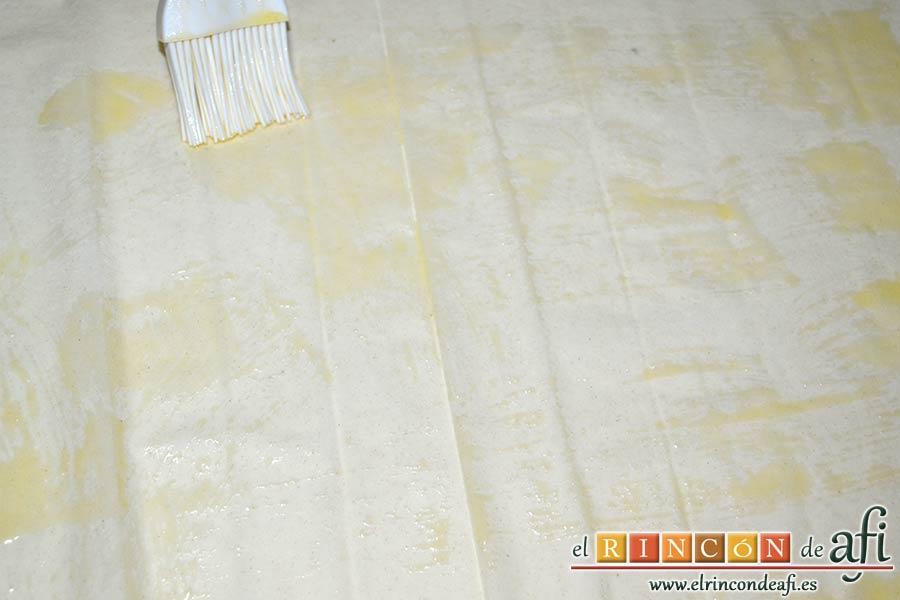 Rollitos de acelga, quesos y piñones, forrar una bandeja de horno, poner una hoja de pasta filo y pintarla con mantequilla derretida