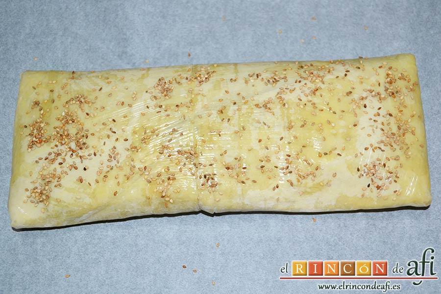 Rollitos de acelga, quesos y piñones, espolvorear con sésamo