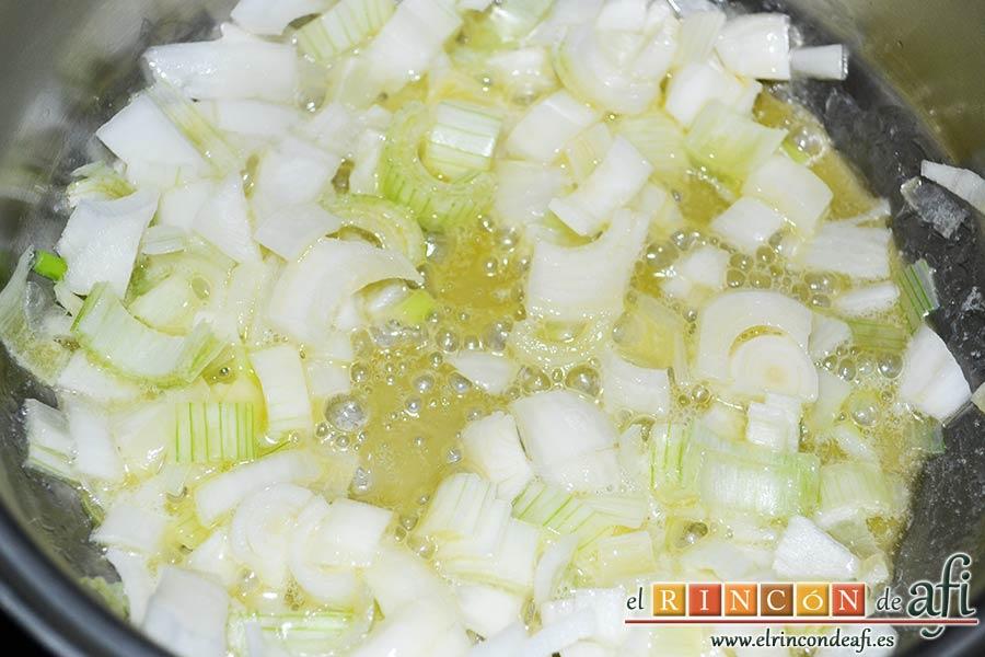 Rollitos de acelga, quesos y piñones, añadir la cebolleta troceada