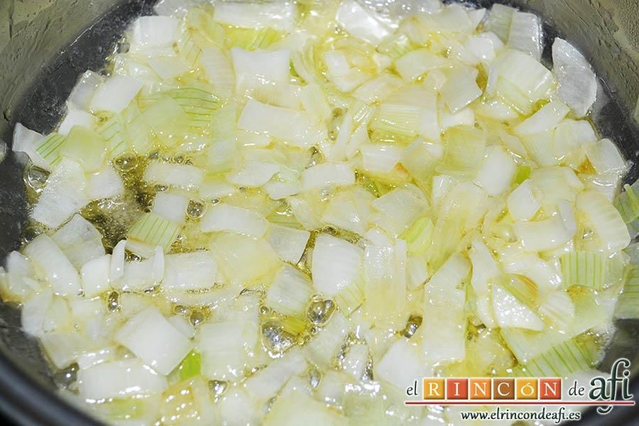 Rollitos de acelga, quesos y piñones, dejar que vaya pochando