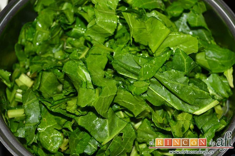 Rollitos de acelga, quesos y piñones, añadir las acelgas