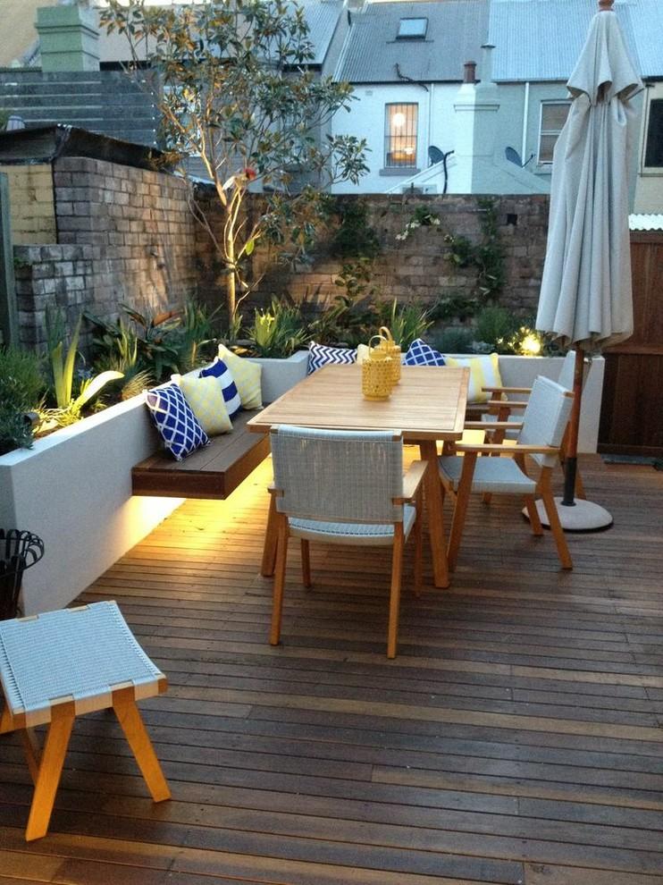Terraza con muebles y suelo de madera