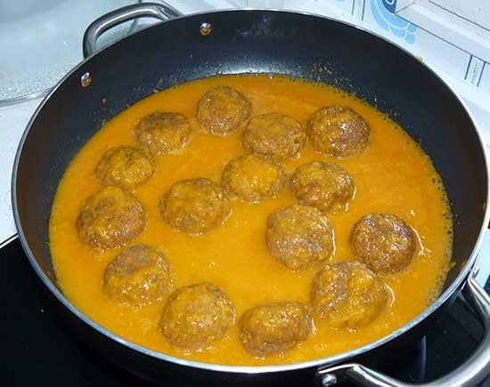 Albóndigas en salsa española