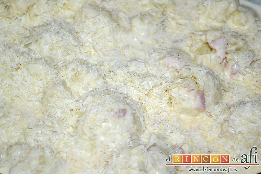 Coliflor gratinada con lacón, espolvorear con queso parmesano rallado