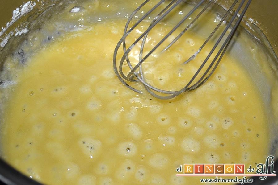 Coliflor gratinada con lacón, añadimos la harina para hacer la roux