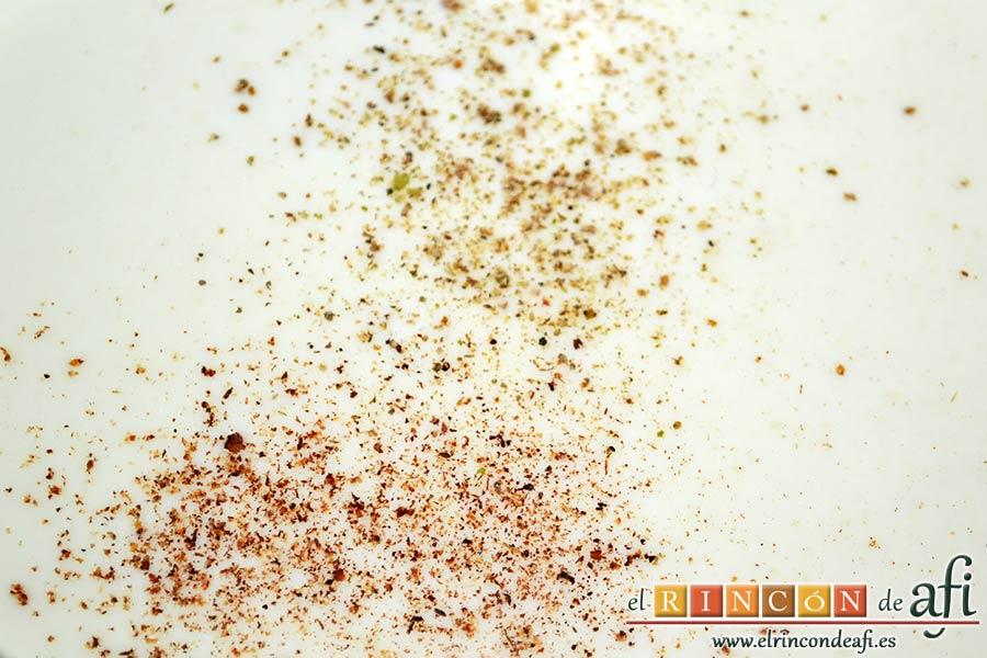 Coliflor gratinada con lacón, añadimos pimientas molidas, la nuez moscada rallada y la sal