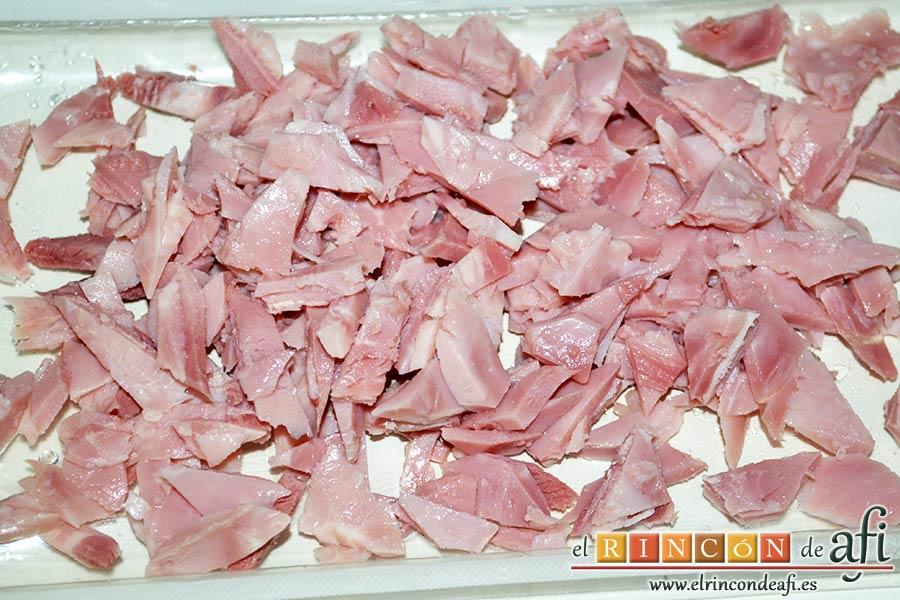 Coliflor gratinada con lacón, trocear el lacón