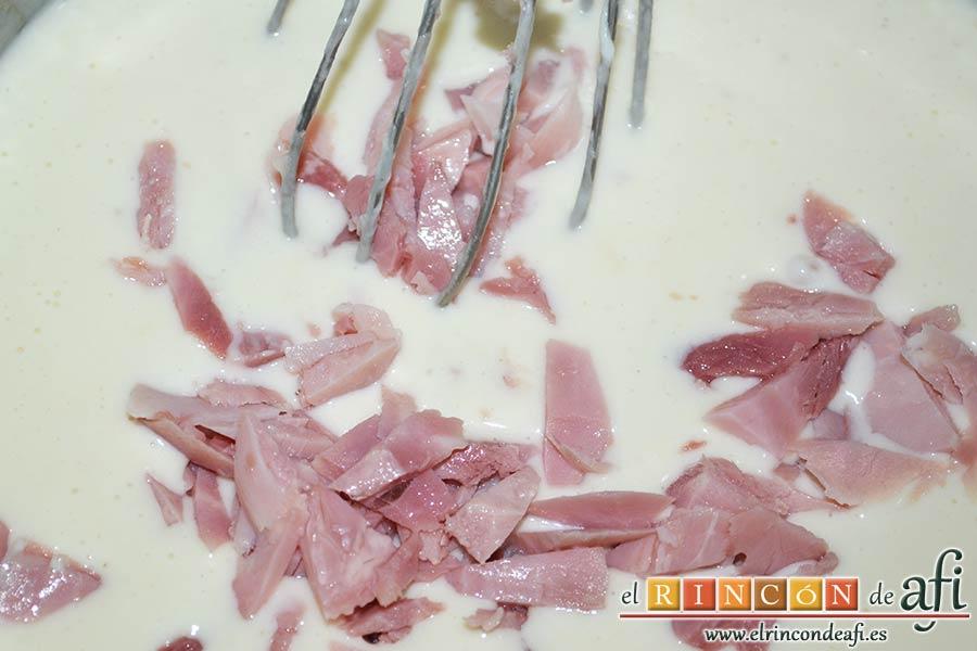 Coliflor gratinada con lacón, añadir el lacón a la bechamel