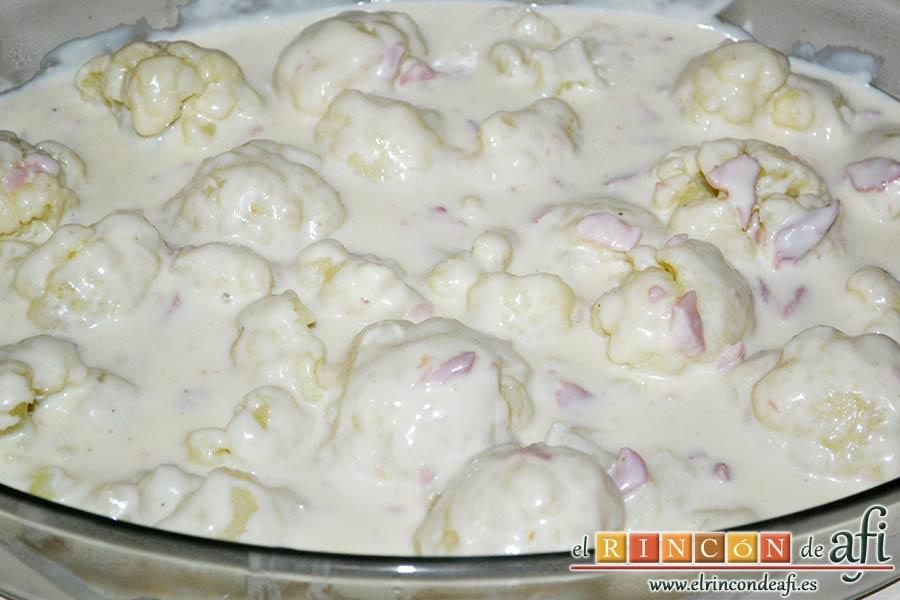 Coliflor gratinada con lacón, volcar encima la bechamel