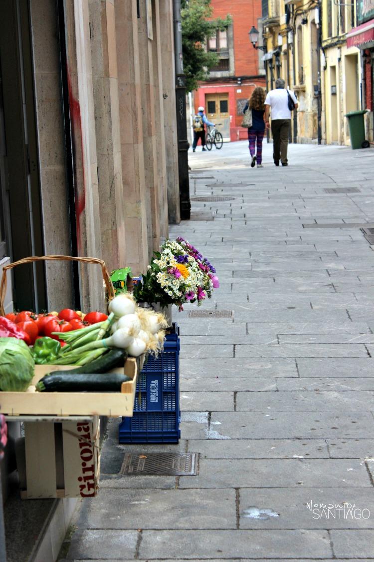 foto de una callejuela en la que ves tomates y hortalizas