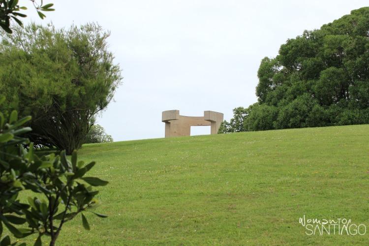 prado verde que muestra el cerro de santa catalina en Gijón