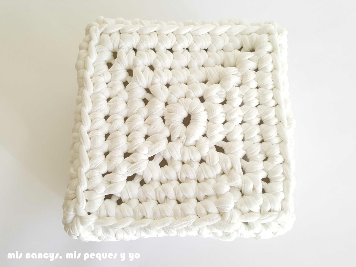 mis nancys, mis peques y yo, cesta y capazo de trapillo con nubes, detalle base cesta cuadrada