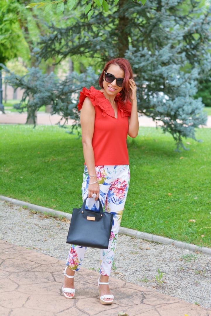 Outfit con blusa roja