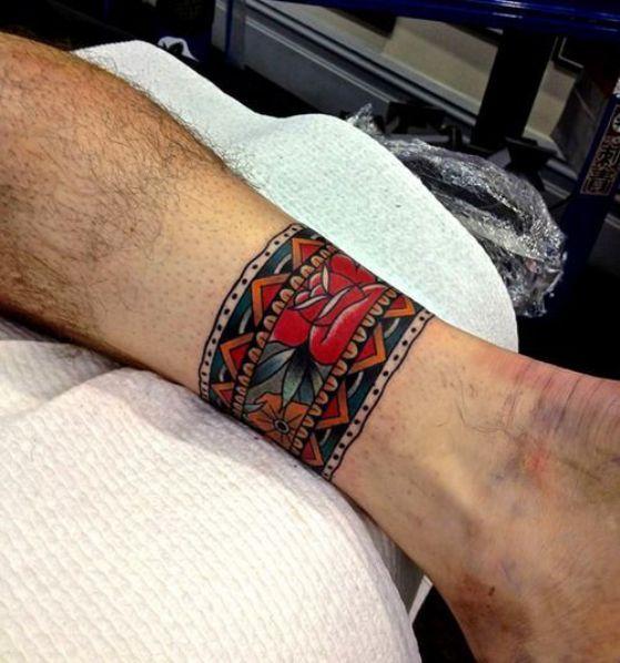 tatuaje a color en el tobillo hombres