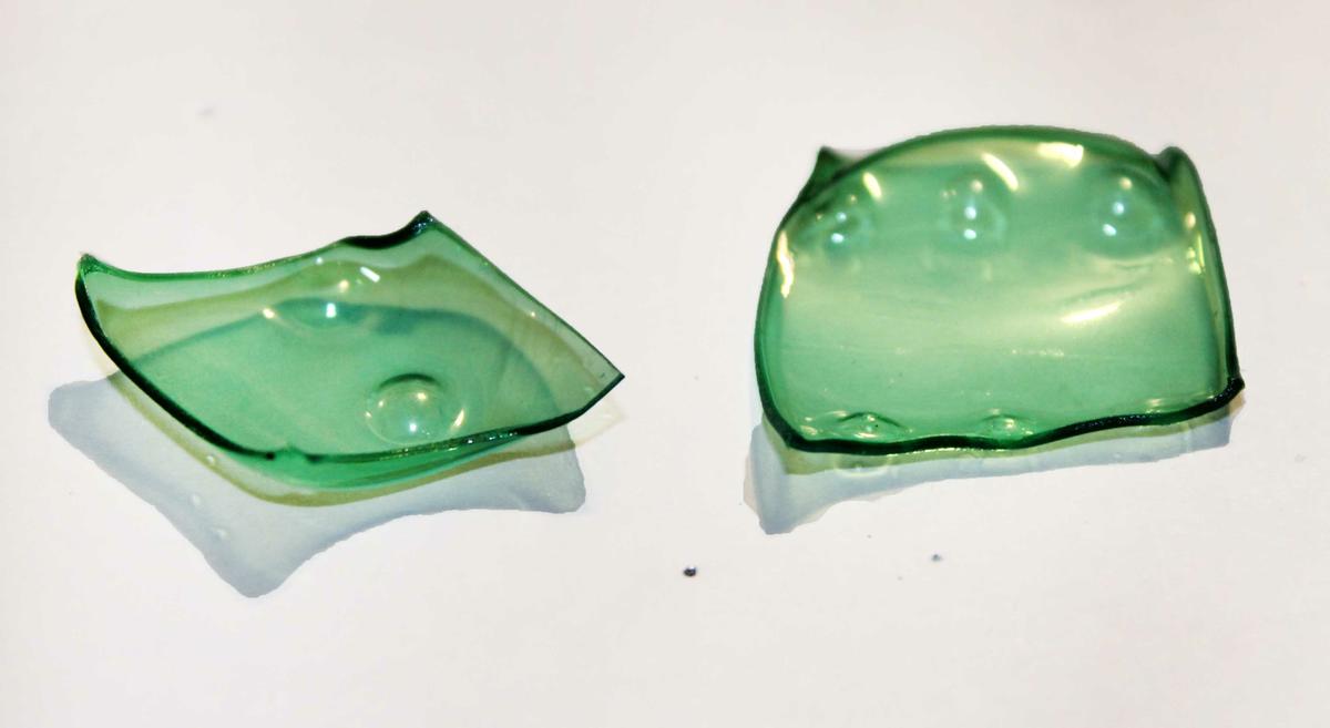 collar reciclando botellas de plástico