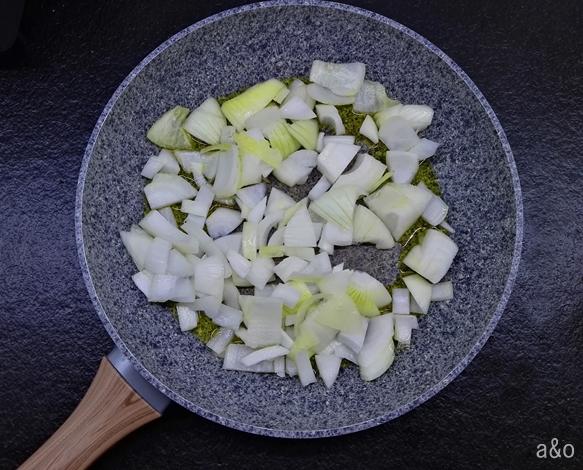 Cotamos la cebolla y los ajos.