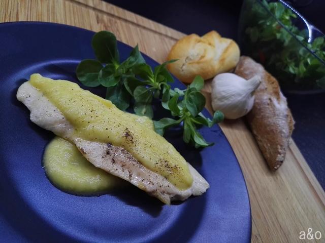 Servimos el pollo con un toque de salsa de manzana.