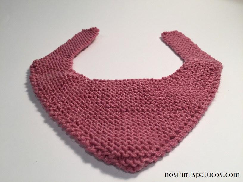 Babero bandana tejido a mano con dos agujas.