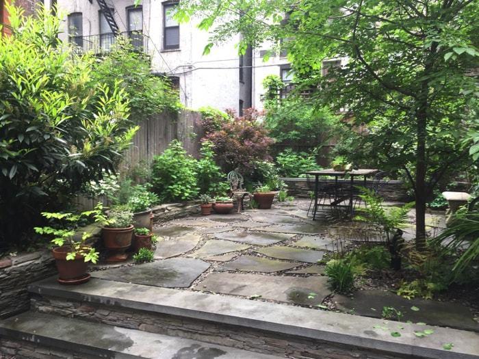 jardin sin cesped con solado de piedra