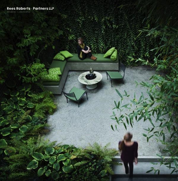 Jardin rodeado de una profusa vegetacion