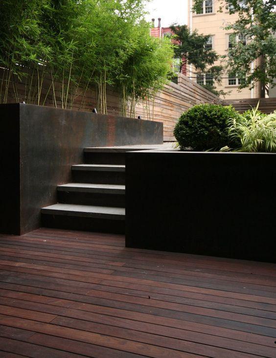 Jardin con maceteros de acero corten