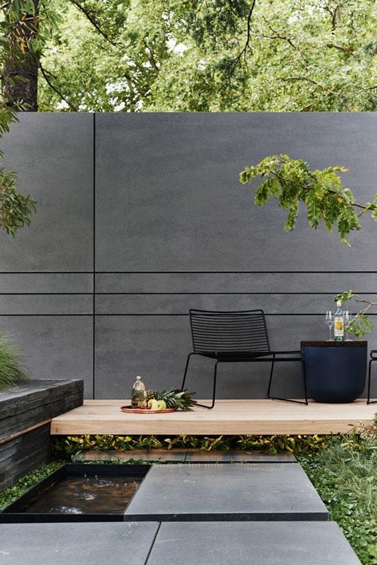 jardin minimalista con mini estanque
