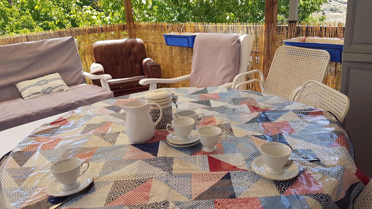 desayunar en la terraza - con una pequeña mesa y una silla basta
