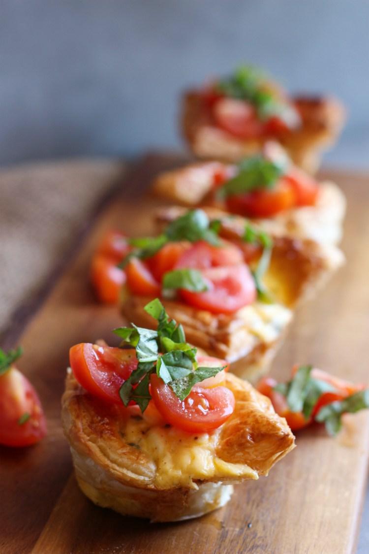 vasitos en masa hojaldre rellenos de queso, huevo y tomate