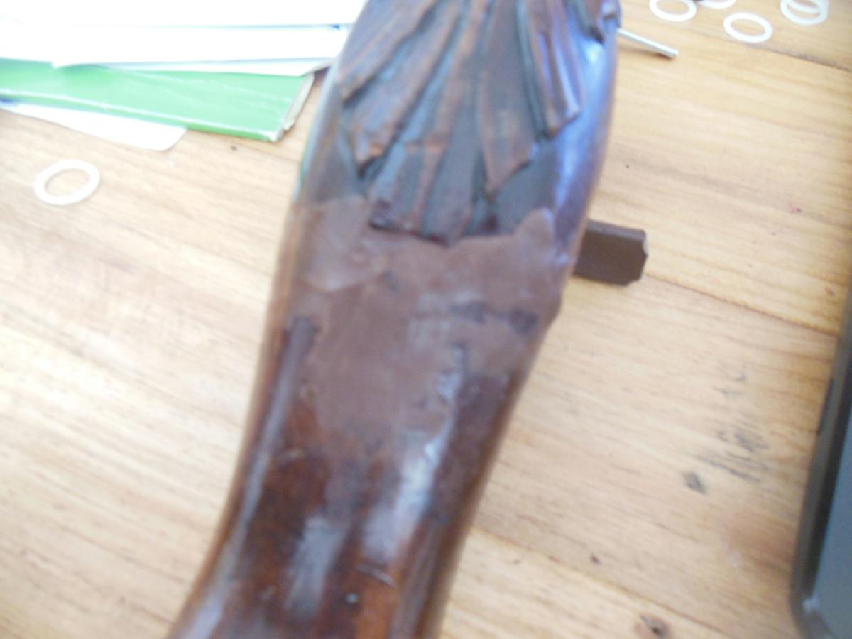 arreglando pata cabriole pie garra leon de una mesa en la josa shop