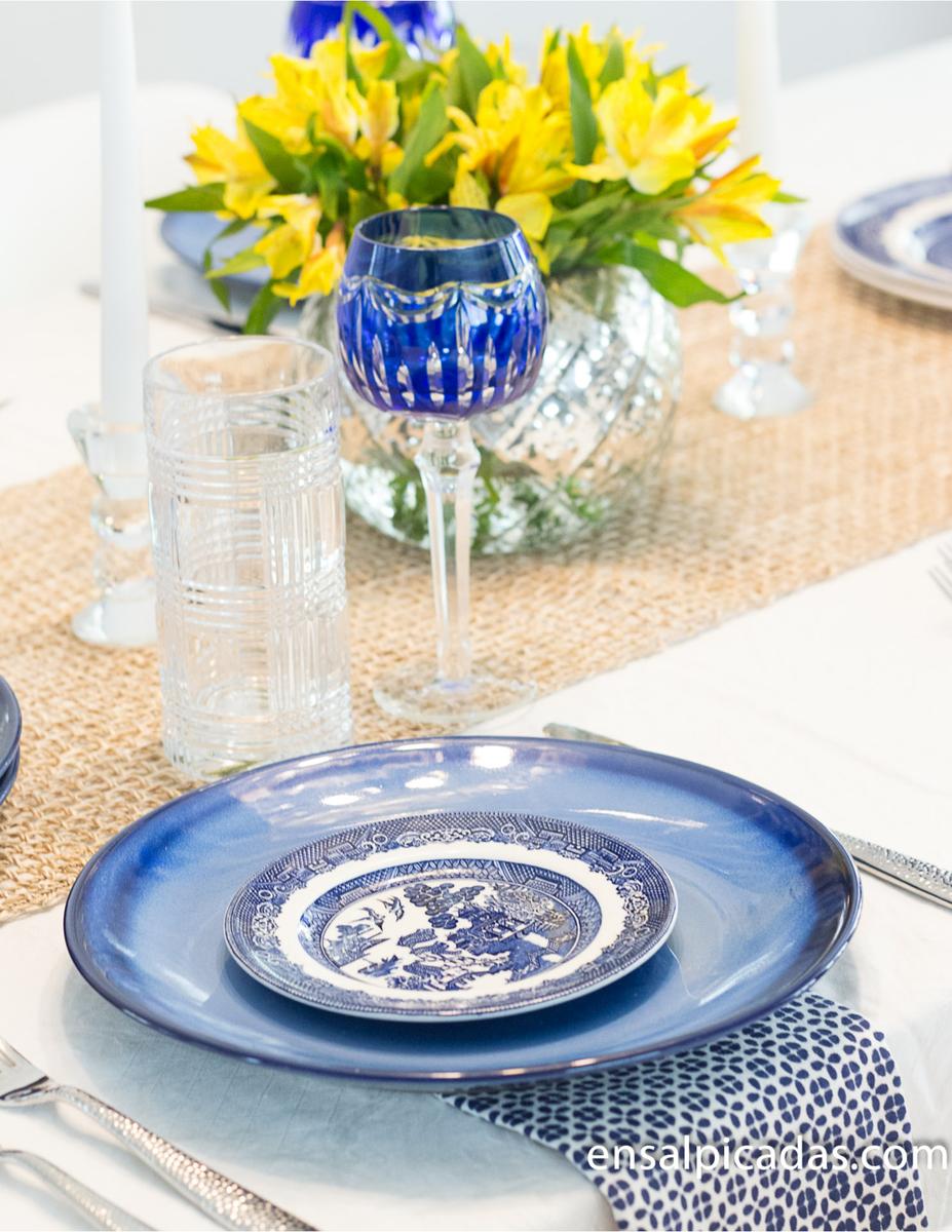 Mesa Decorada con Azul Cobalto