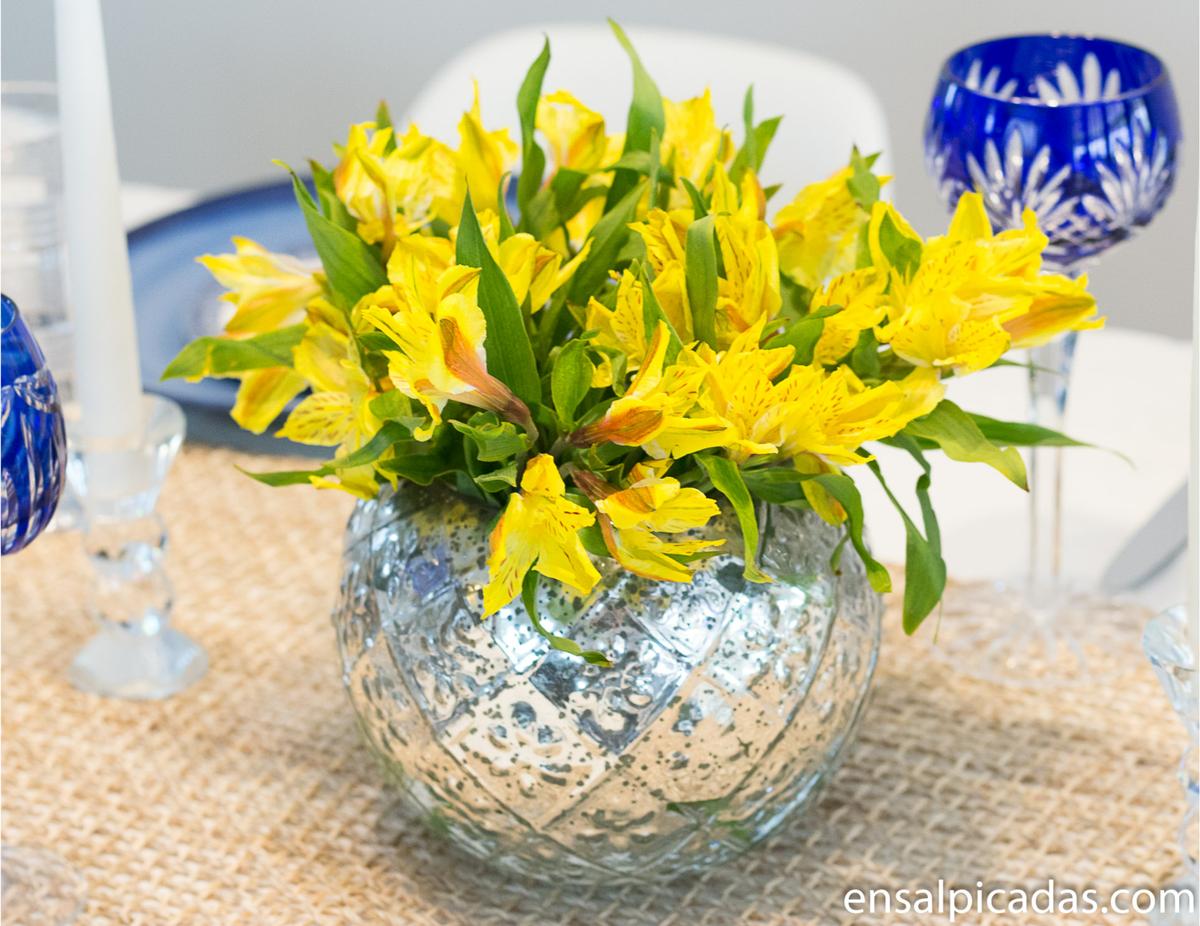 Arreglo sencillo con flores amarillas.