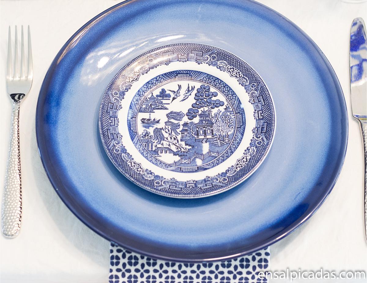 Mesa Decorada con Azul Cobalto