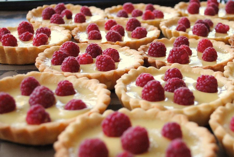 Tartaletas con crema de chocolate blanco y frutos rojos