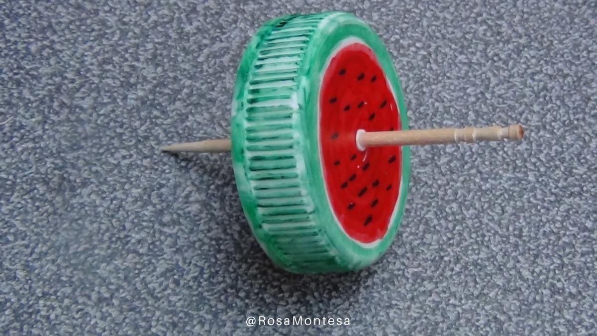 Peonza con tapones de botellas. Manualidad para niños. Reciclado Creativo