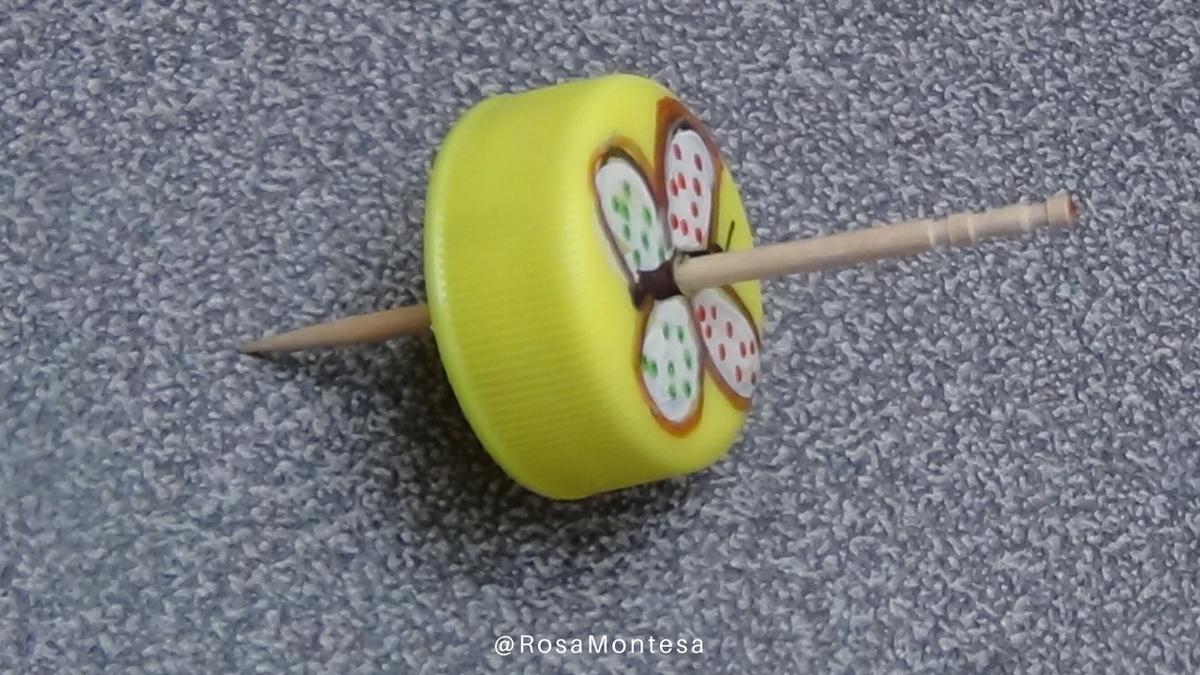 Peonza con tapones de botellas. Manualidad para niños. Reciclado Creativo