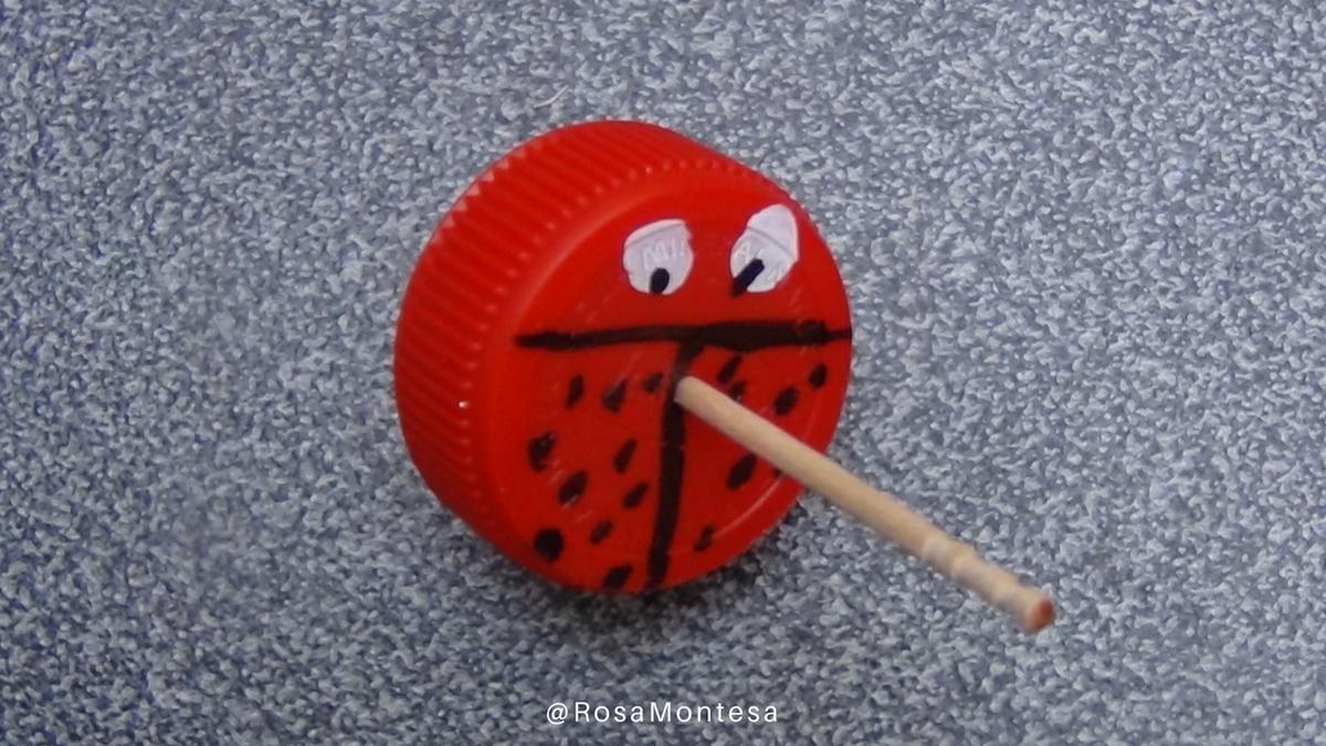 Peonza con tapones de botellas. Manualidad para niños. Reciclado Creativo