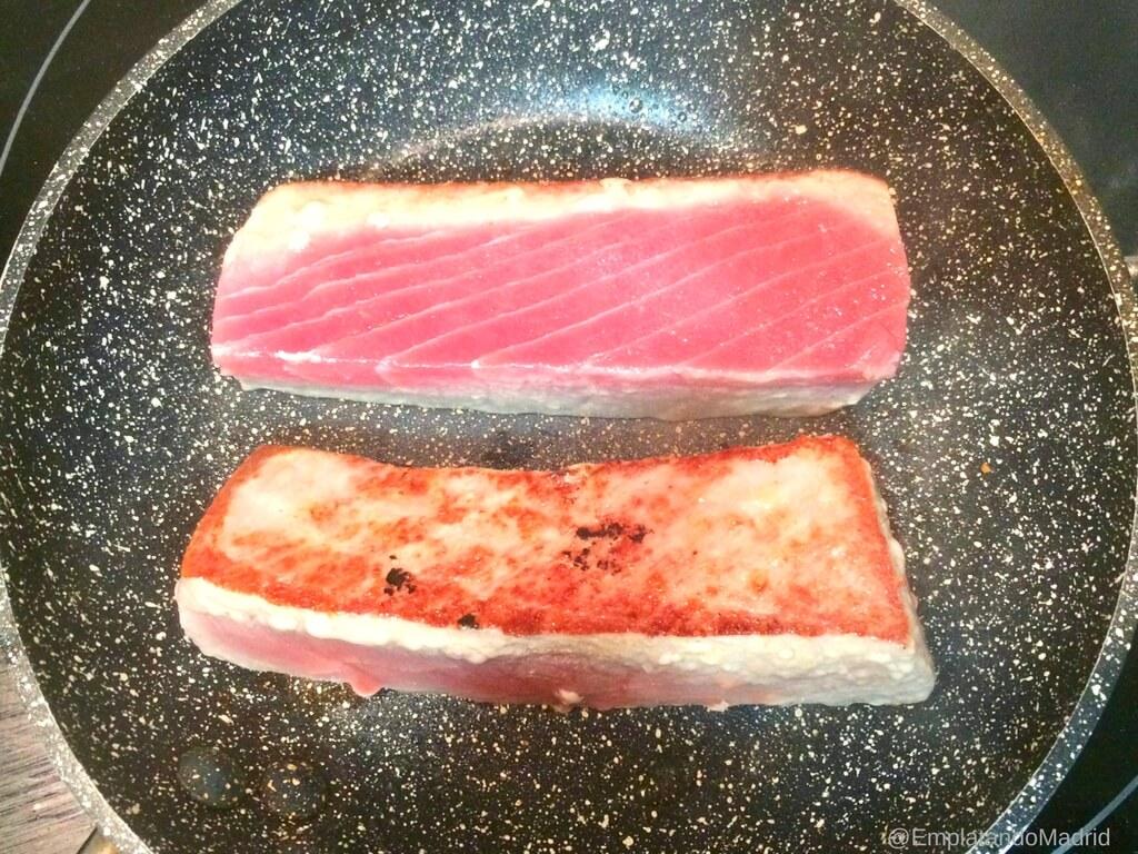 Hacemos el atún a la plancha por todos los lados