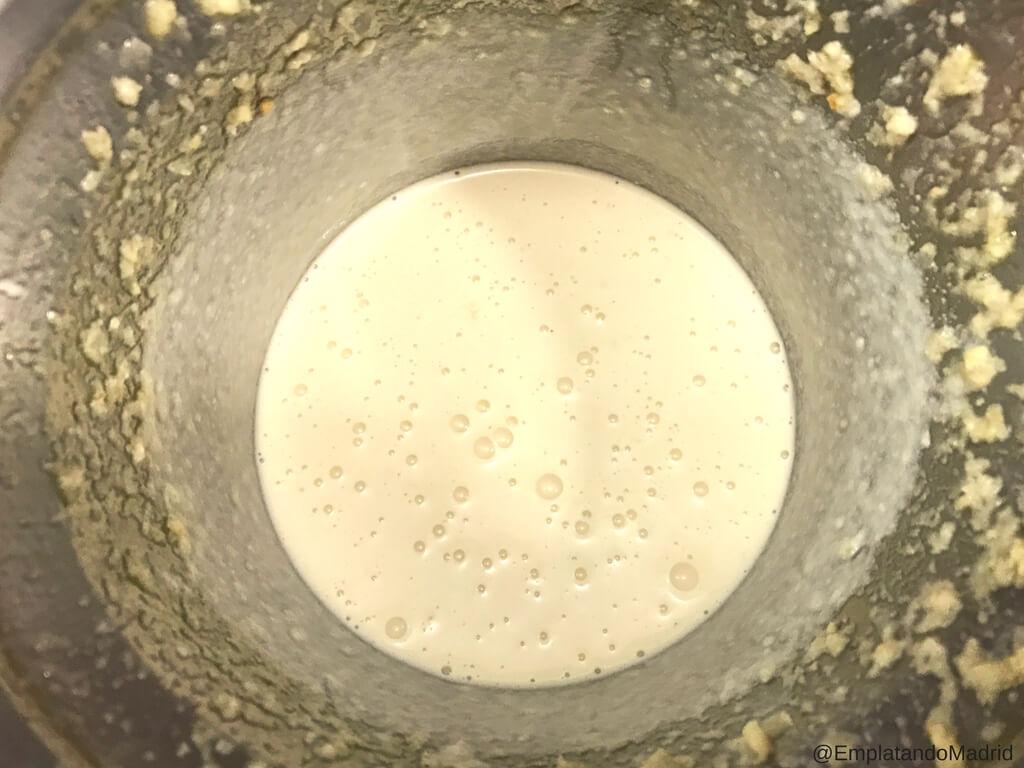 Batimos hasta que la textura del ajoblanco sea sedosa y cremosa