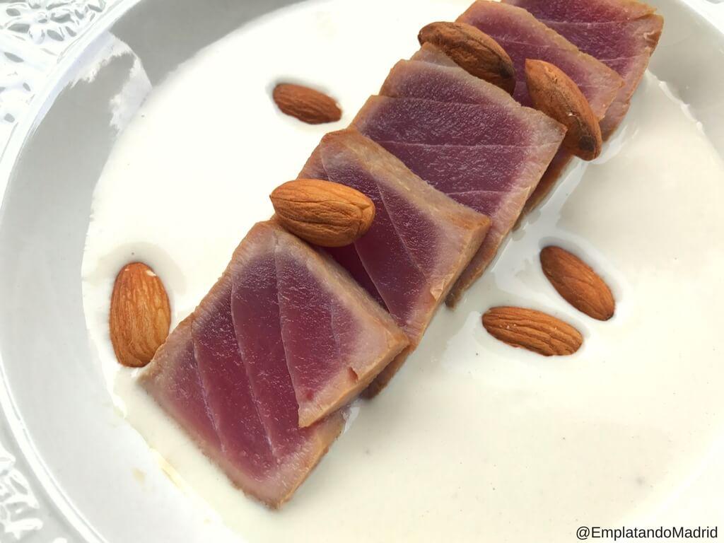 Servimos el tataki de atún con ajoblanco. Te gustará lo fresco que está y lo bien que sienta en verano.