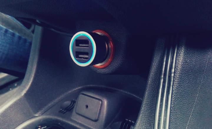 cargador usb para el coche barato CHUWI Ublue C car charger cargador para el auto metalizado con 2 entradas o puertos USB y luz led azul para la noche compatible con iOS Android y la mayoría de smartphones, tablets y dispositivos electrónicos del mercado