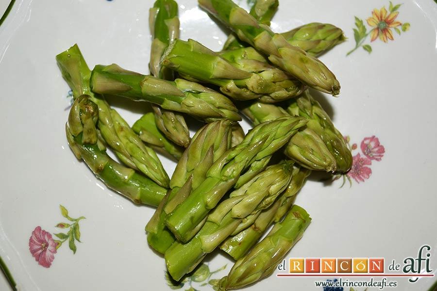 Revuelto de trigueros con langostinos y carabineros, lavar y cortar los espárragos, reservar las yemas