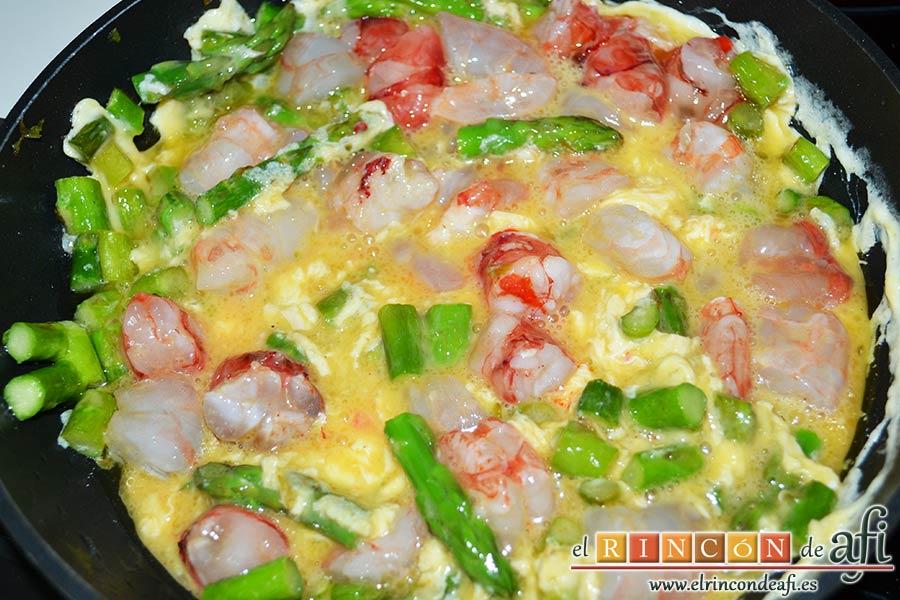 Revuelto de trigueros con langostinos y carabineros, mover con la espátula y dejar que los huevos cuajen al gusto