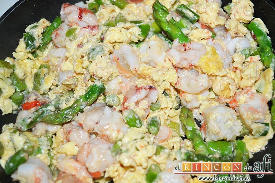 Revuelto de trigueros con langostinos y carabineros, retirar del fuego para servir