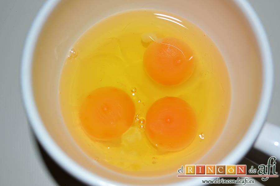 Revuelto de trigueros con langostinos y carabineros, cascar los huevos y reservar