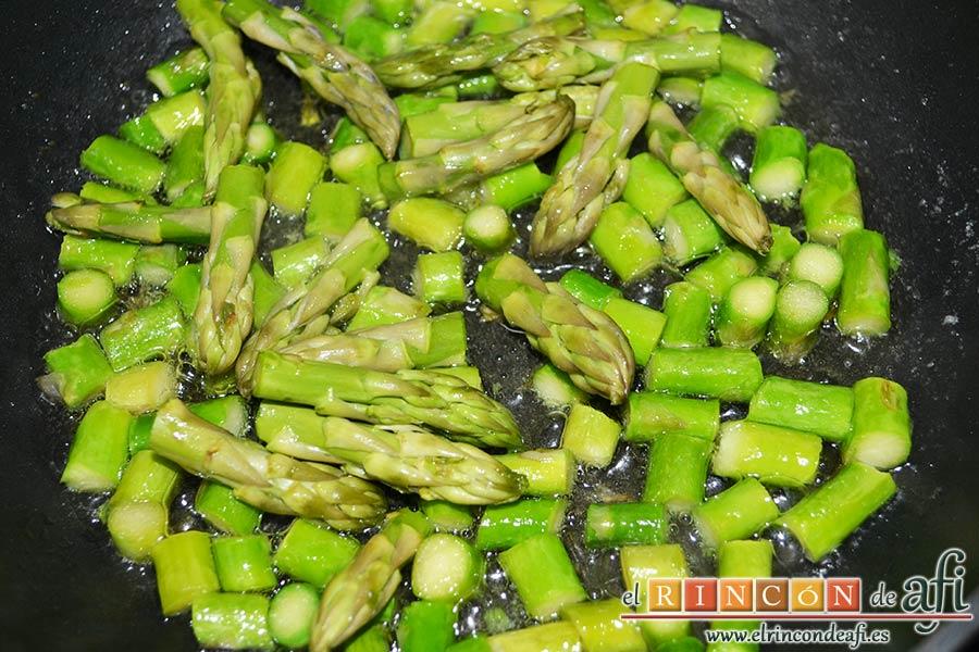 Revuelto de trigueros con langostinos y carabineros, cuando estén ligeramente pochados añadir las yemas