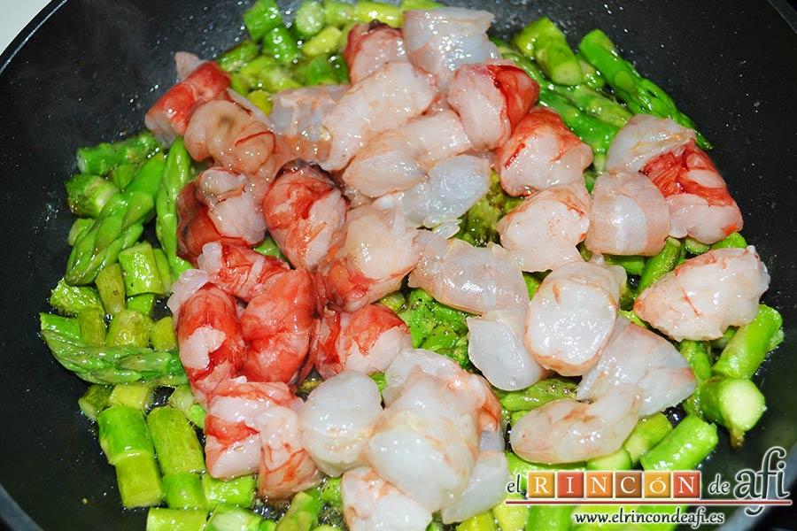 Revuelto de trigueros con langostinos y carabineros, añadir los langostinos y carabineros troceados